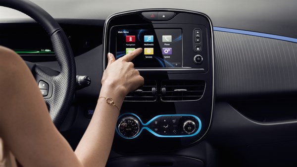 Renault ZOE - femme en train de naviguer sur l'écran du système multimédia