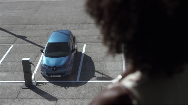 Renault ZOE - en train de charger sur un parking d'entreprise
