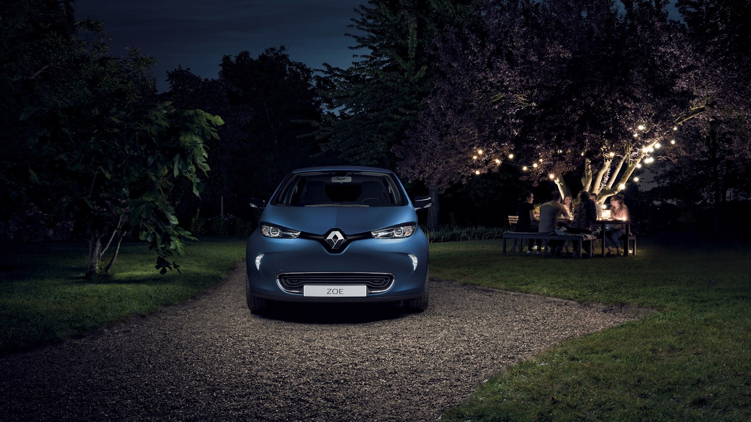 Renault ZOE - véhicule électrique garé dans la nuit
