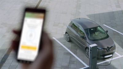 Renault ZOE - homme préconditionnant son véhicule électrique garé sur le parking depuis son bureau grâce à son smartphone